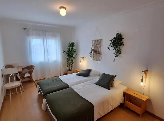 Be Surfhouse בית הארחה בליאל